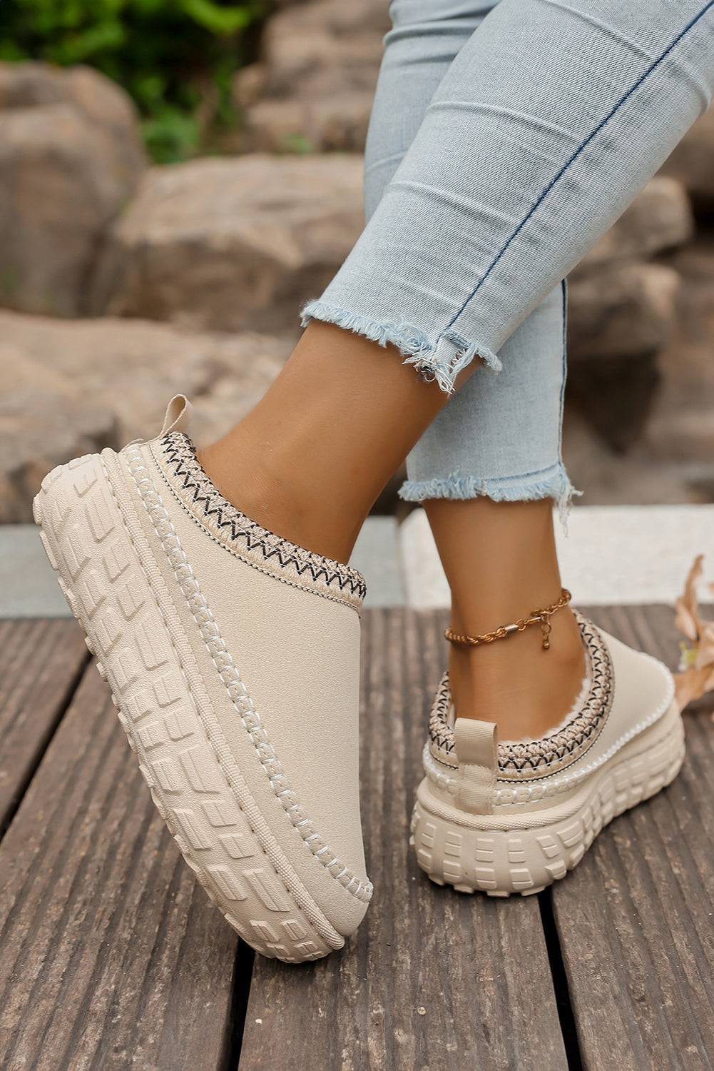 Chaussons d'hiver en peluche à coutures contrastées blanches