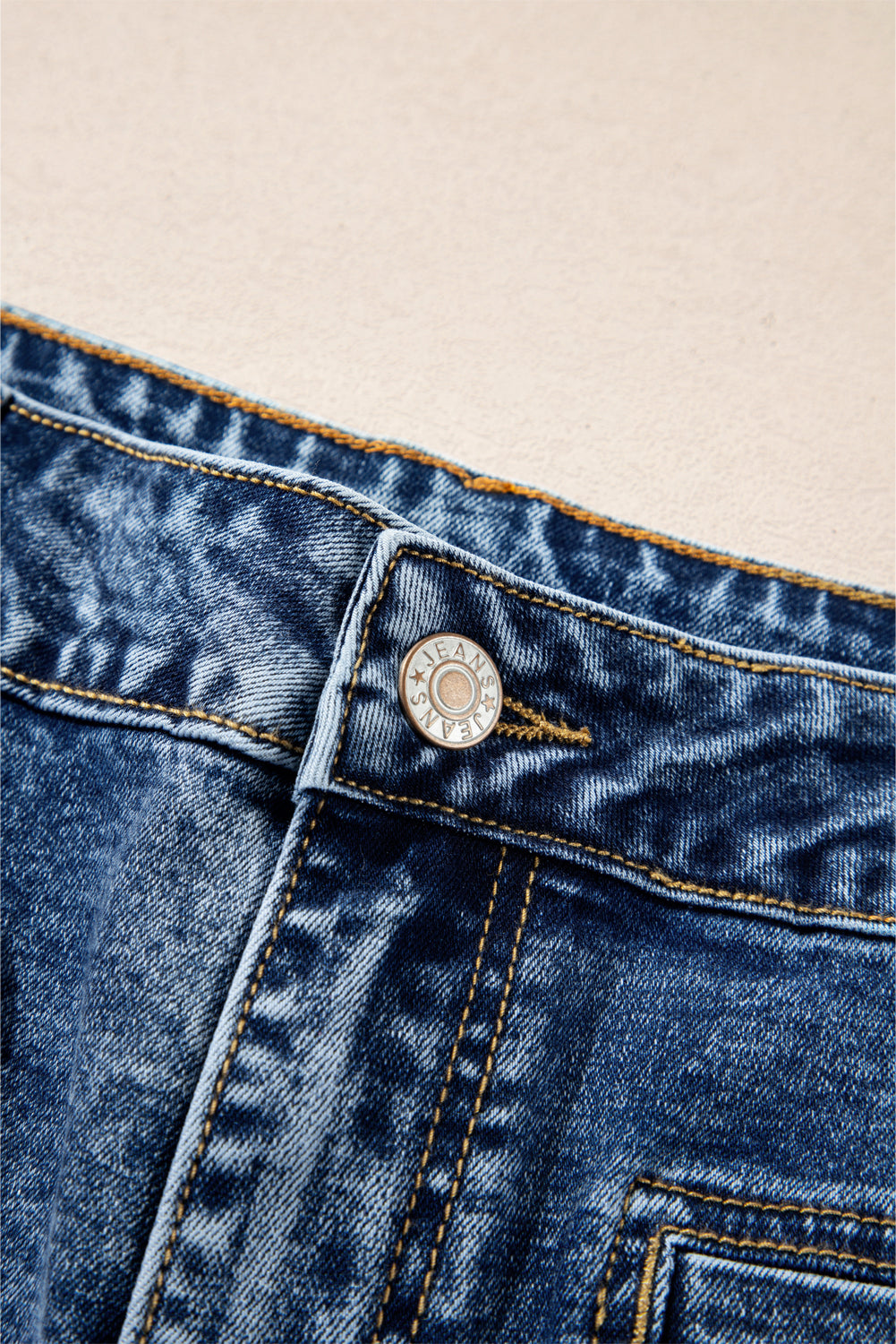 Jean bleu clair chic à poches plaquées, coupe droite et ample