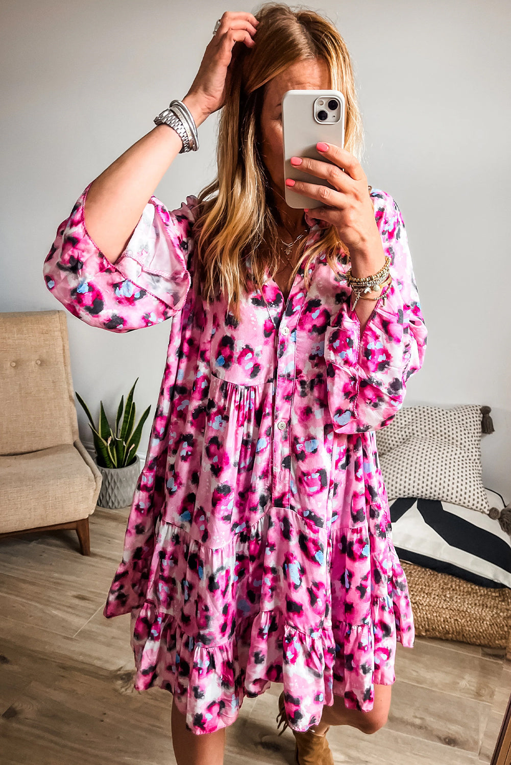 Vestido mini fluido con cuello en V, bolsillos y botones de leopardo en color caqui