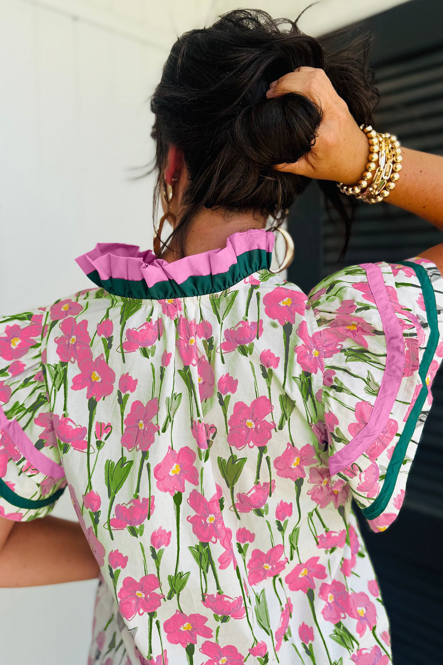 Blusa de manga corta con cuello en V, volantes dobles y ribete en contraste con estampado floral rosa