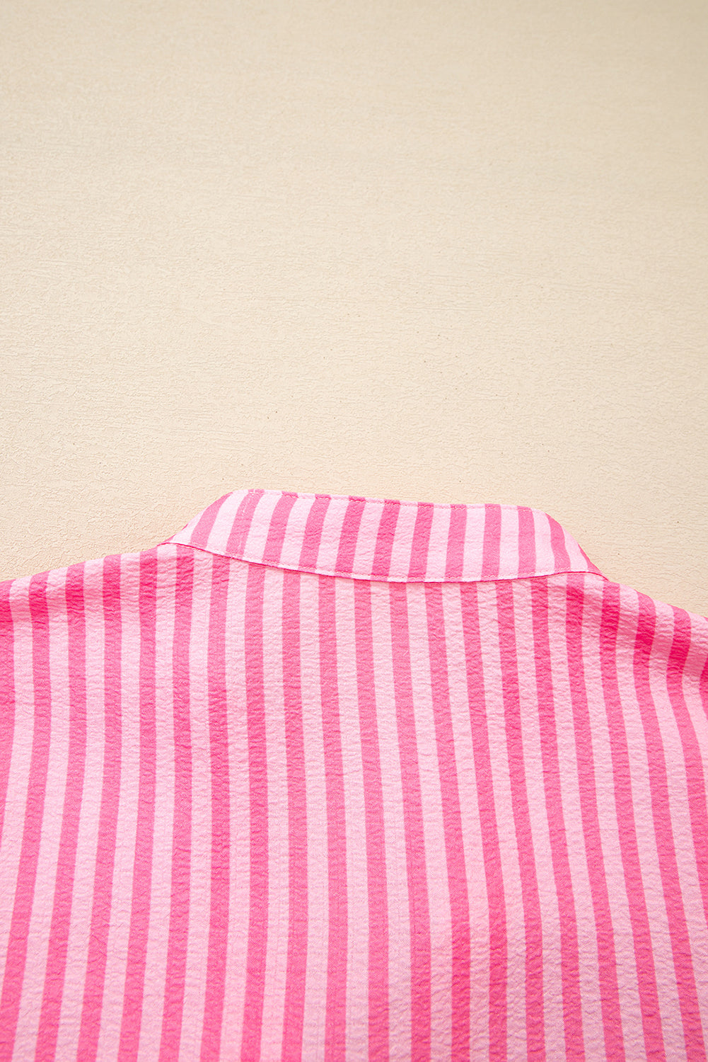 Vestido mini fluido con capas, media tapeta y mangas acampanadas a rayas rosas
