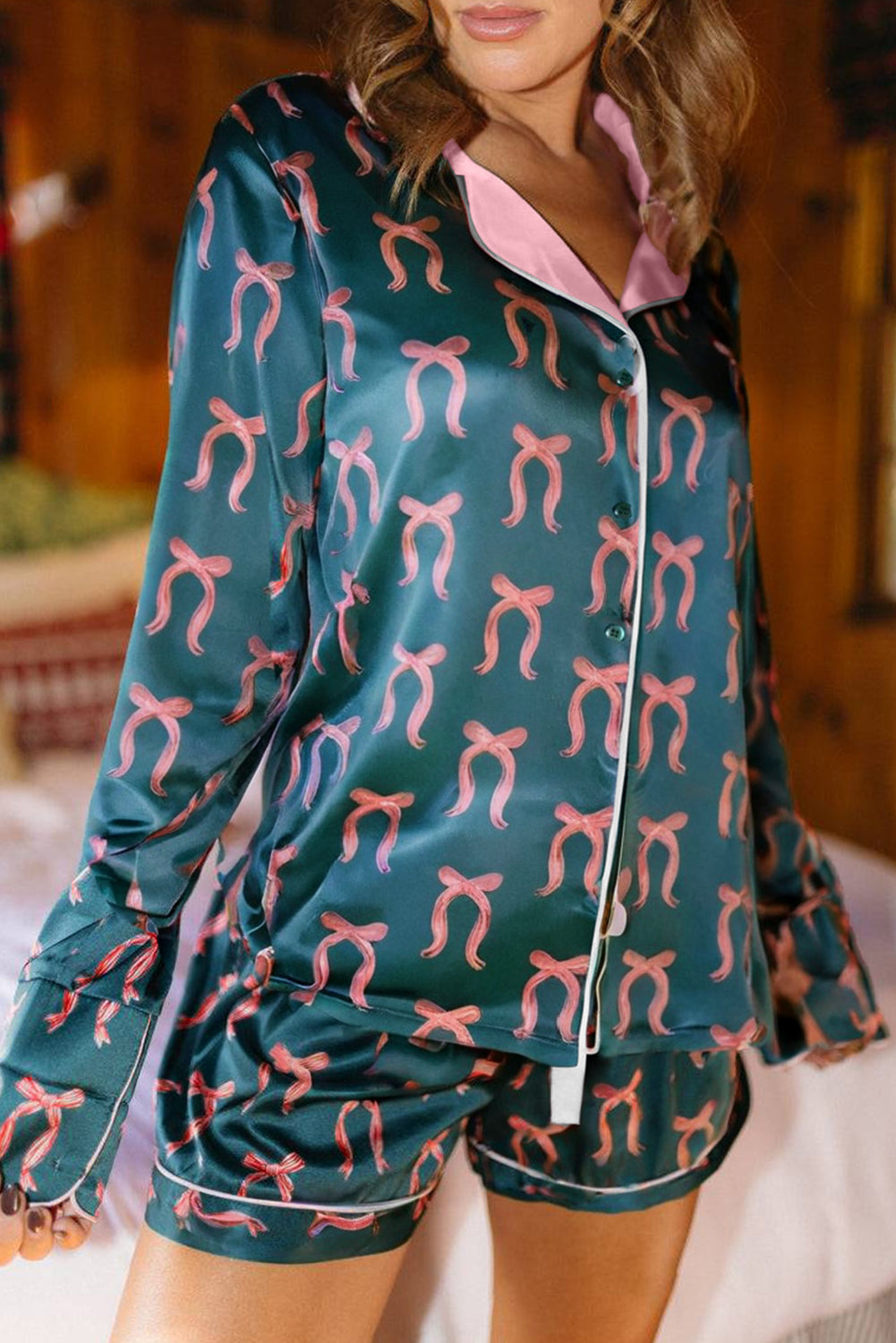 Ensemble pyjama 2 pièces : chemise à manches longues et short en soie imprimé ruban vert