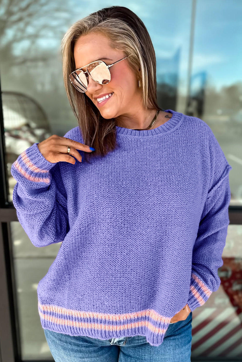 Suéter holgado de punto con hombros caídos y ribete a rayas de talla grande de Wisteria