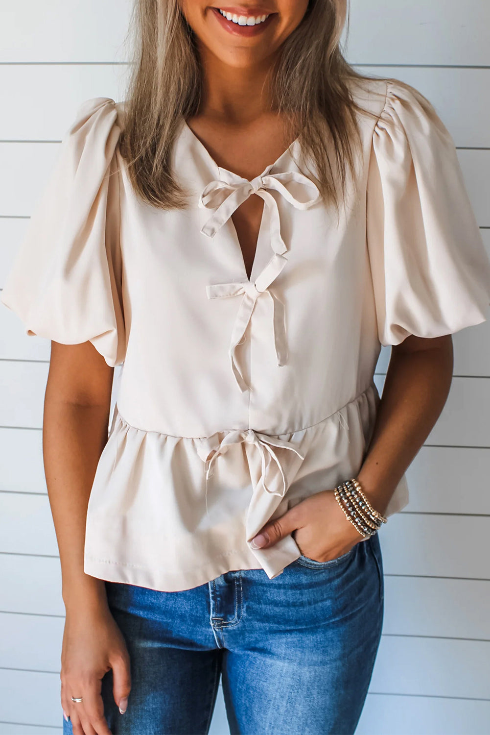 Blusa peplum con mangas abullonadas y lazo blanco dulce