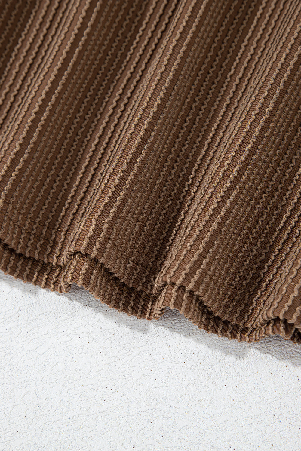 Conjunto de top de manga larga con cordón y pantalones cortos de cintura alta en color castaño