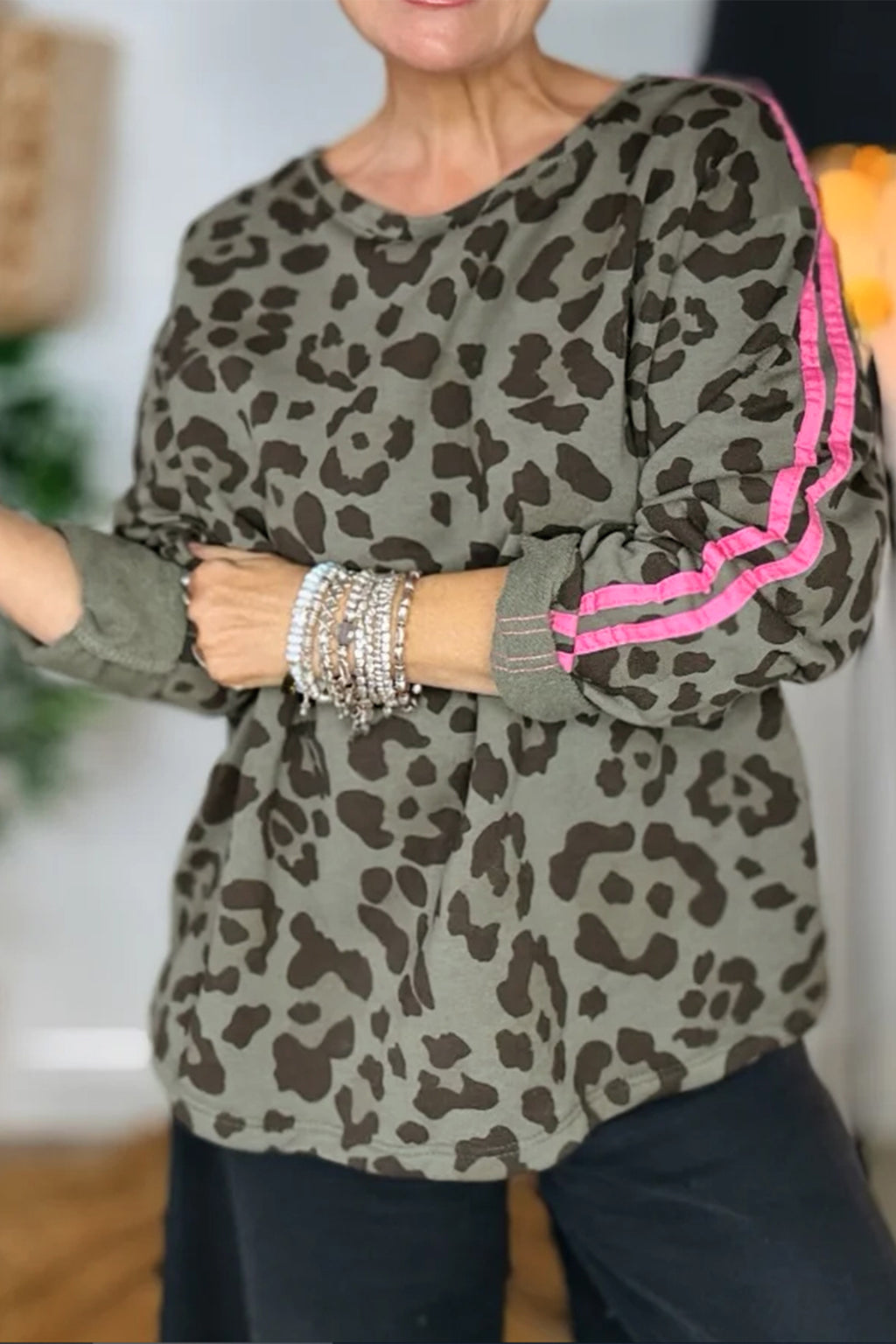 Haut à manches longues à rayures et imprimé léopard vert style universitaire