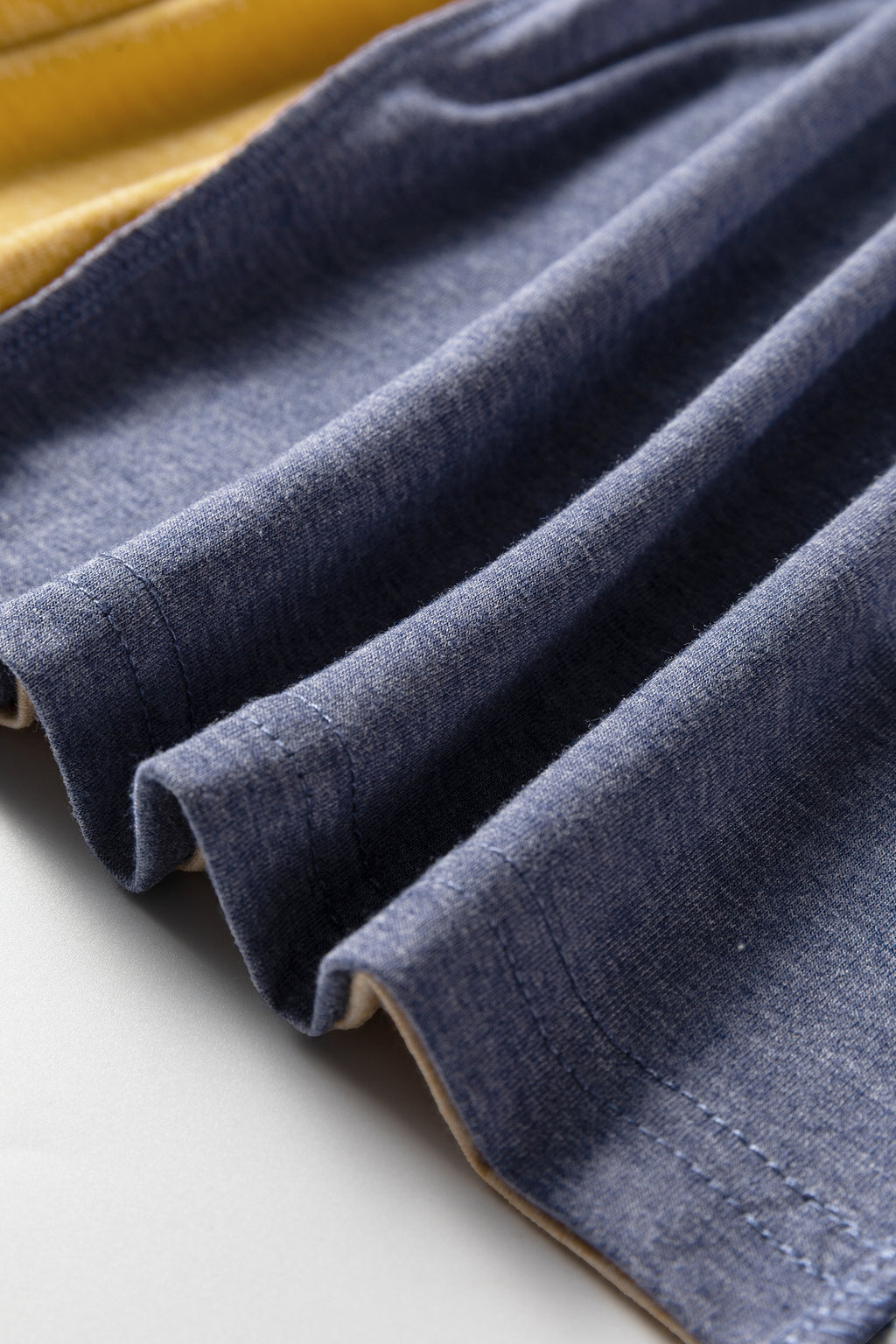 Haut à manches longues et col en V colorblock bleu marine avec coutures apparentes