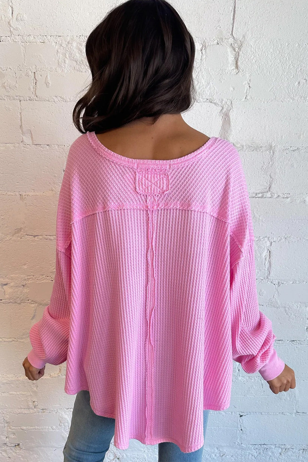 Top oversize con cuello en V y textura de gofre rosa