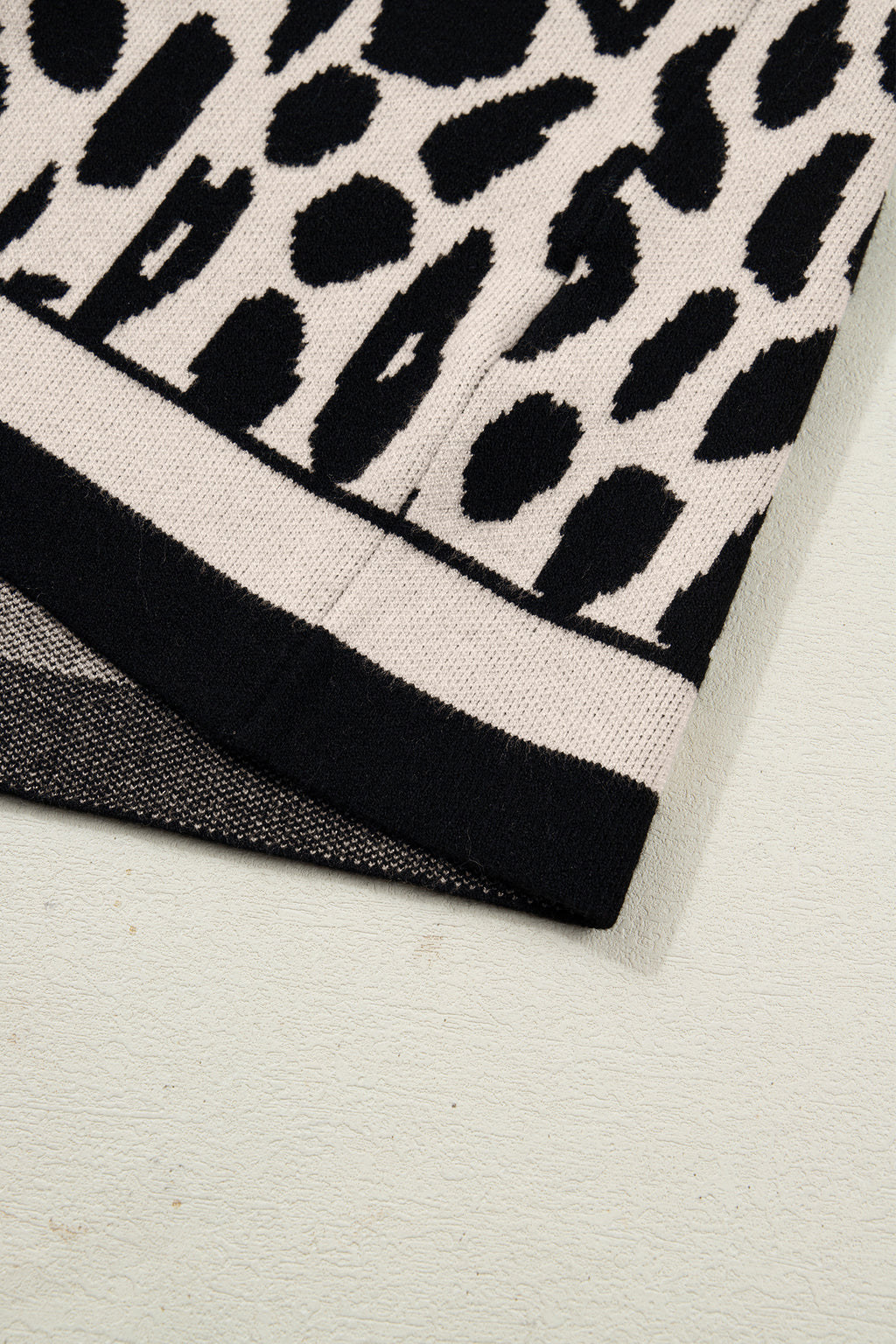 Pull à manches courtes et col montant imprimé léopard noir