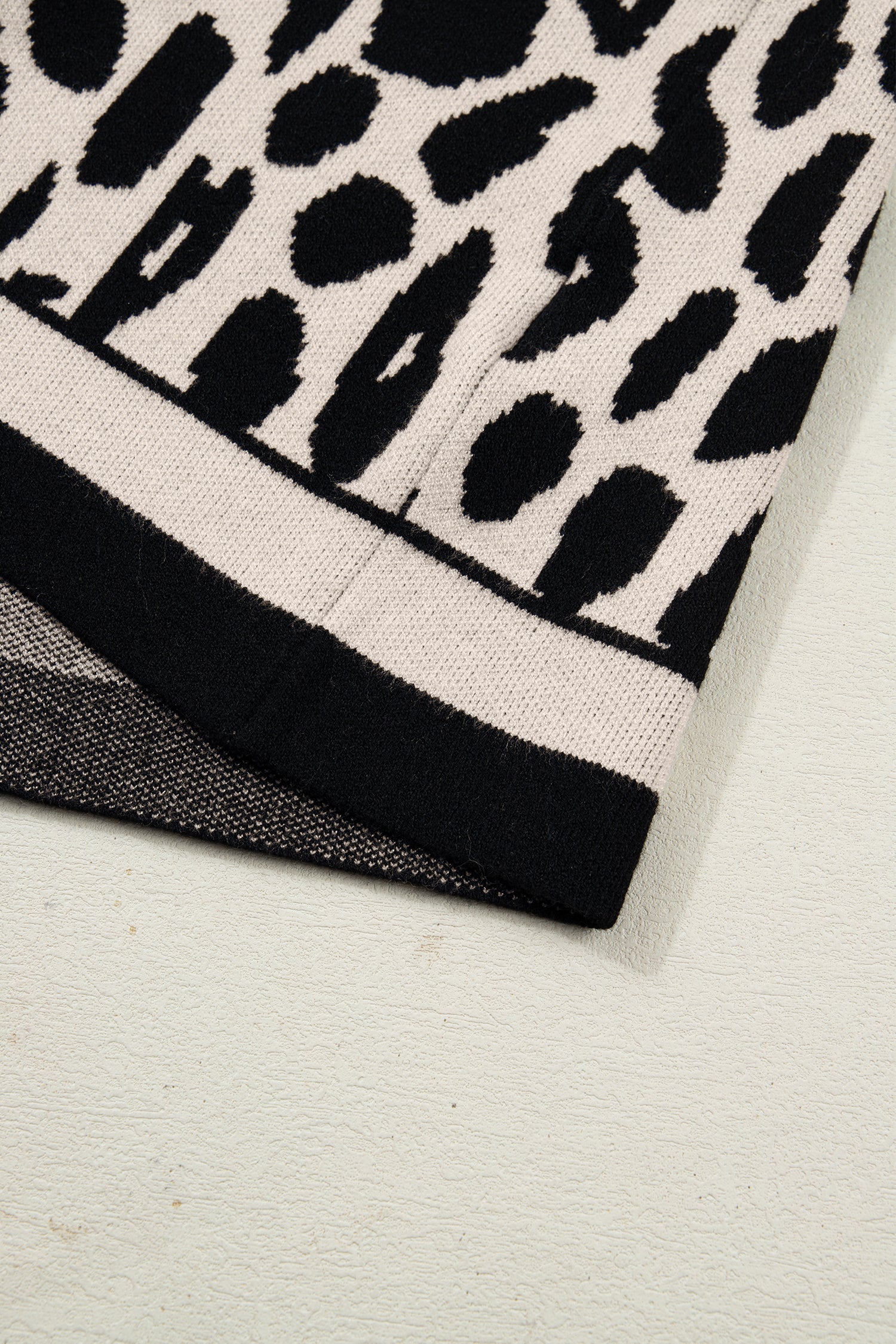 Pull à manches courtes et col montant imprimé léopard noir