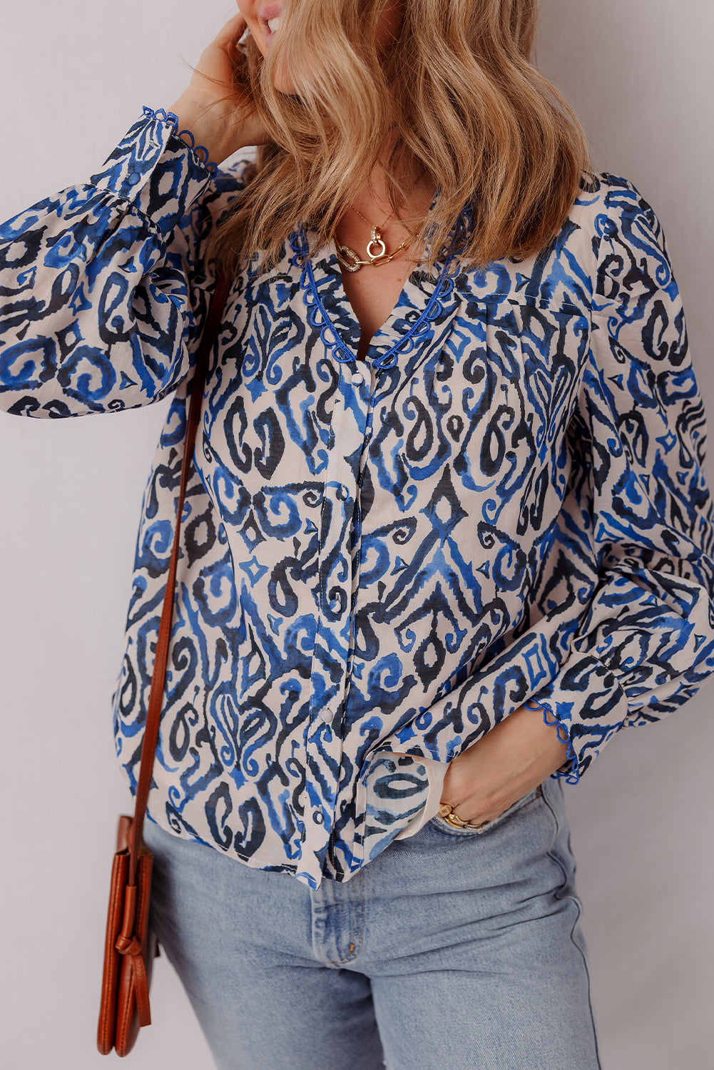 Blusa de manga larga con cuello en V y volantes con estampado abstracto bohemio azul