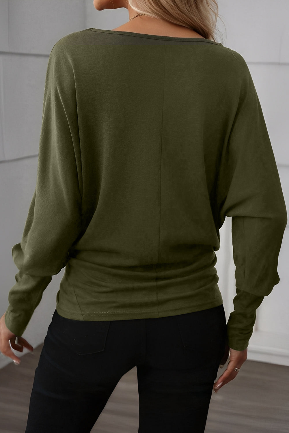 Top de cuello redondo y mangas dolman de color verde sólido