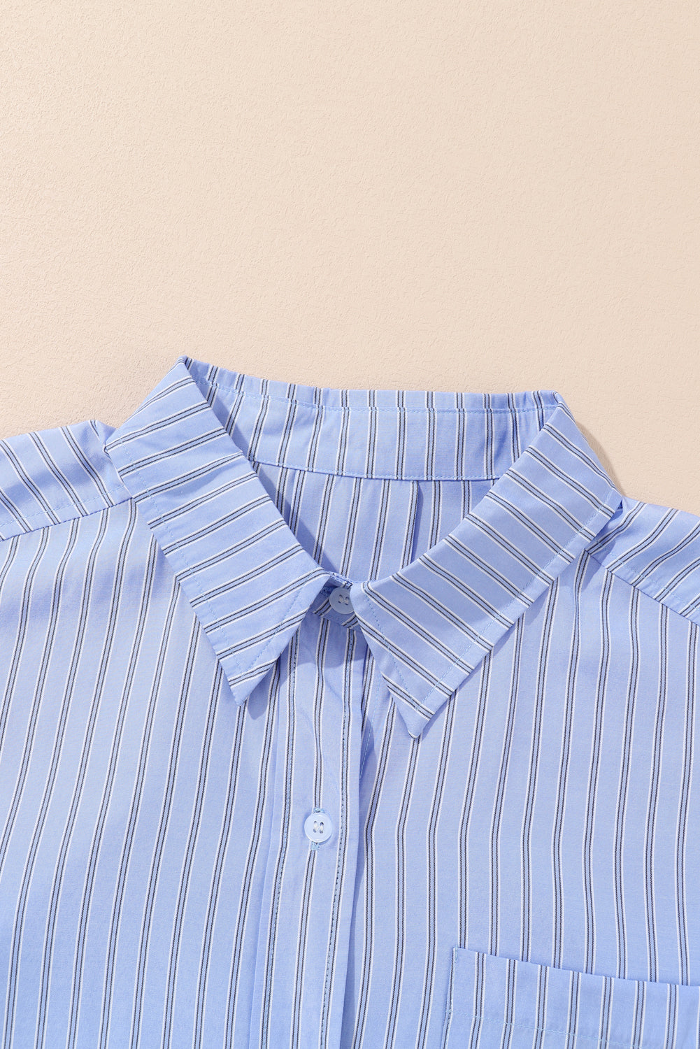 Camisa informal extragrande con botones y rayas azul cielo