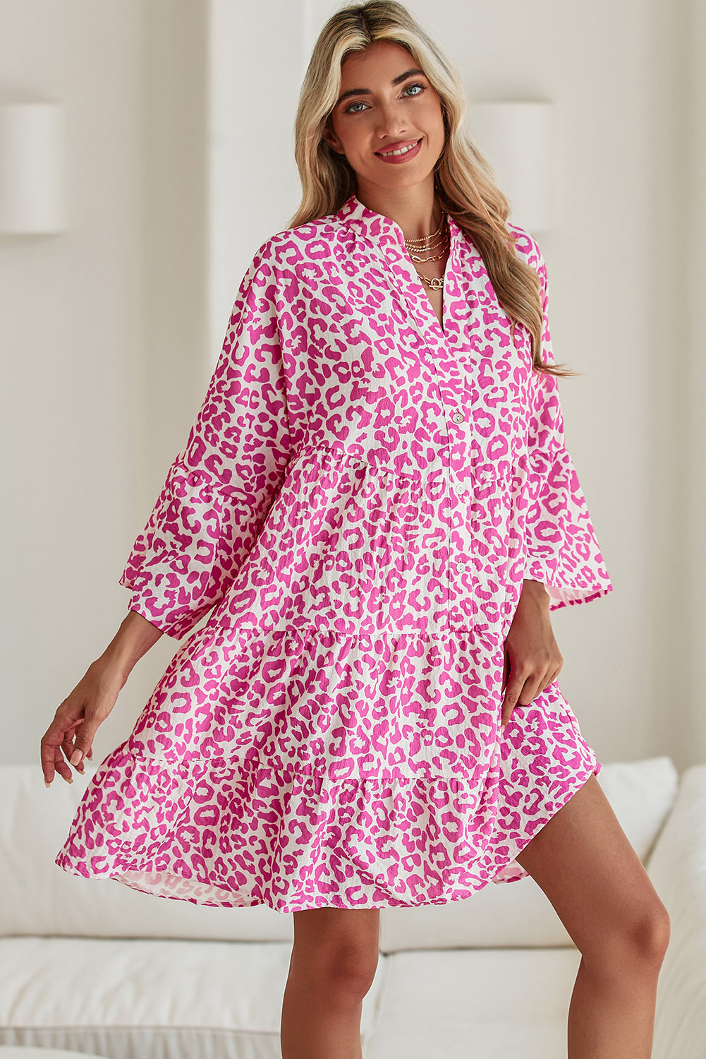 Minivestido con mangas con volantes y estampado de leopardo en rosa brillante