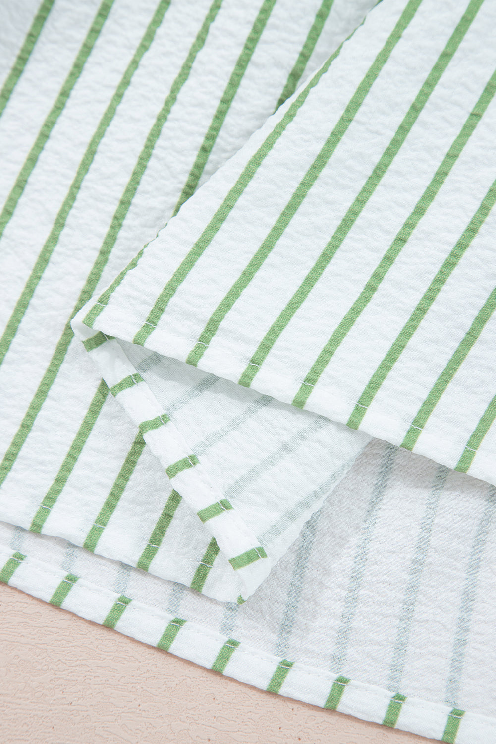 Chemisier babydoll à rayures vertes et manches bouffantes et col cranté