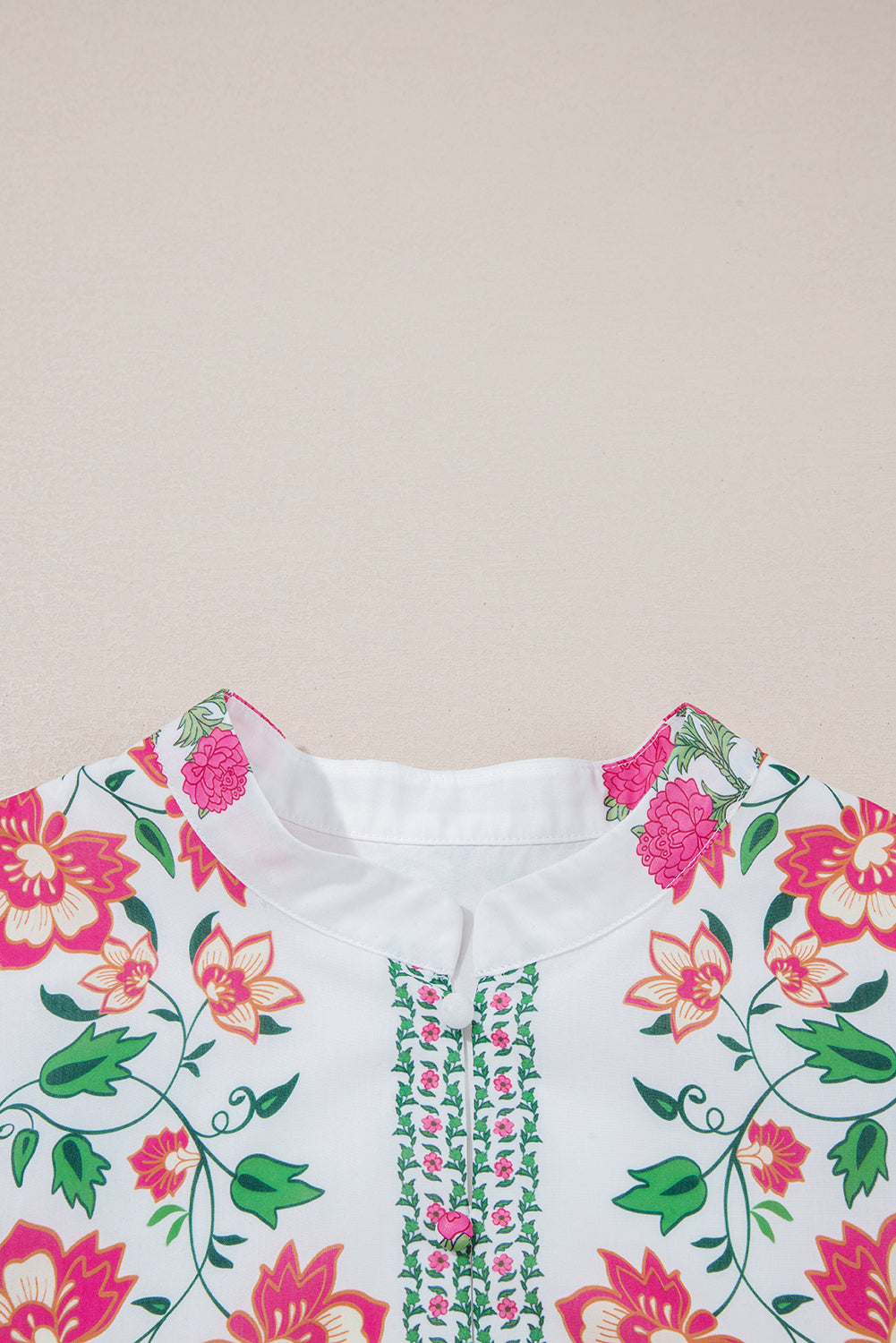 Vestido largo holgado con estampado floral blanco y capas