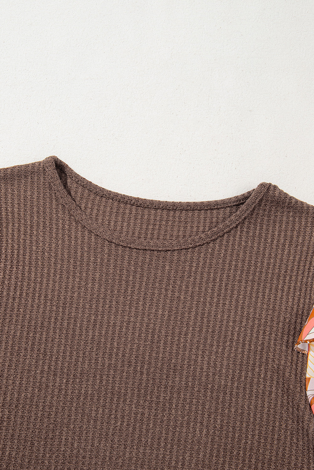 Blusa con diseño de gofres y parches con mangas florales y volantes color café