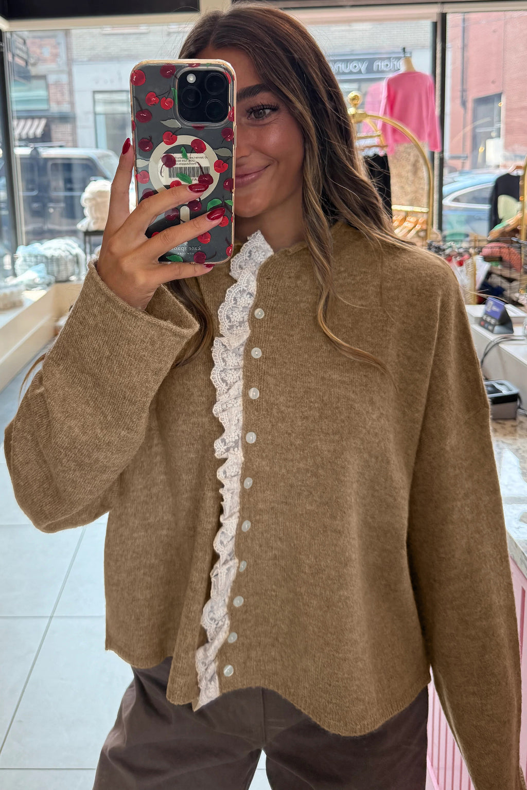 Suéter tipo cárdigan holgado con ribete de encaje y volantes en contraste en color topo simple