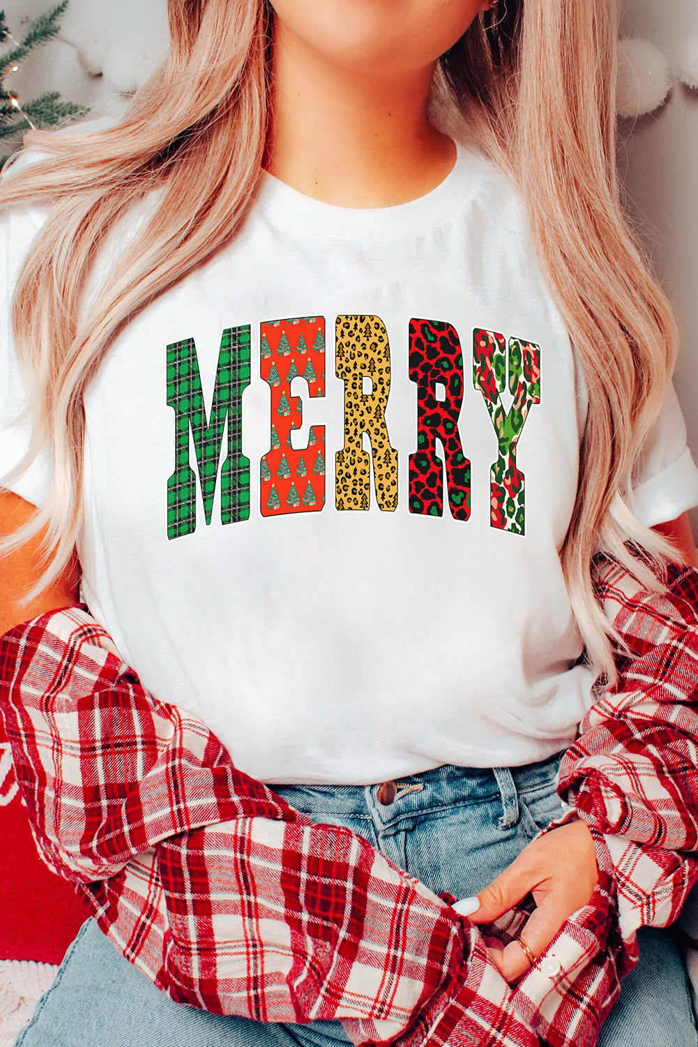 Camiseta gráfica con la letra MERRY, estampado multicolor, a cuadros de leopardo blanco