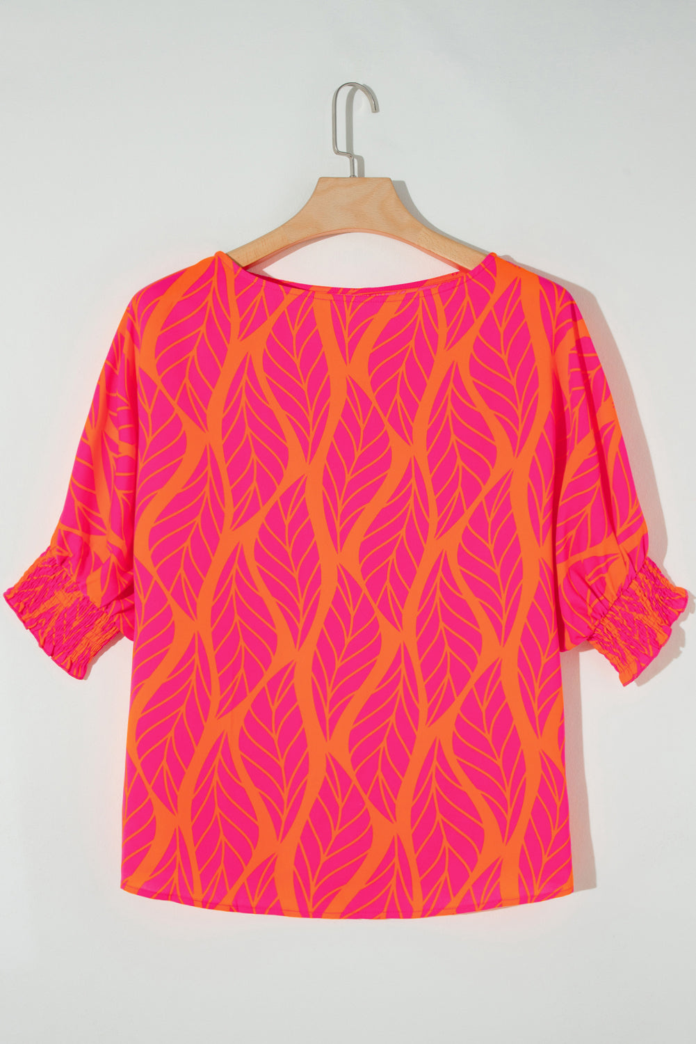 Blusa dolman fruncida con estampado de hojas tropicales en rosa en talla grande
