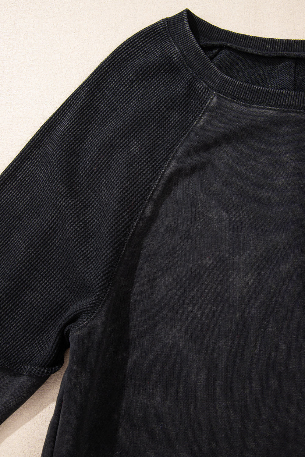 Sudadera negra lisa de punto gofre con mangas raglán