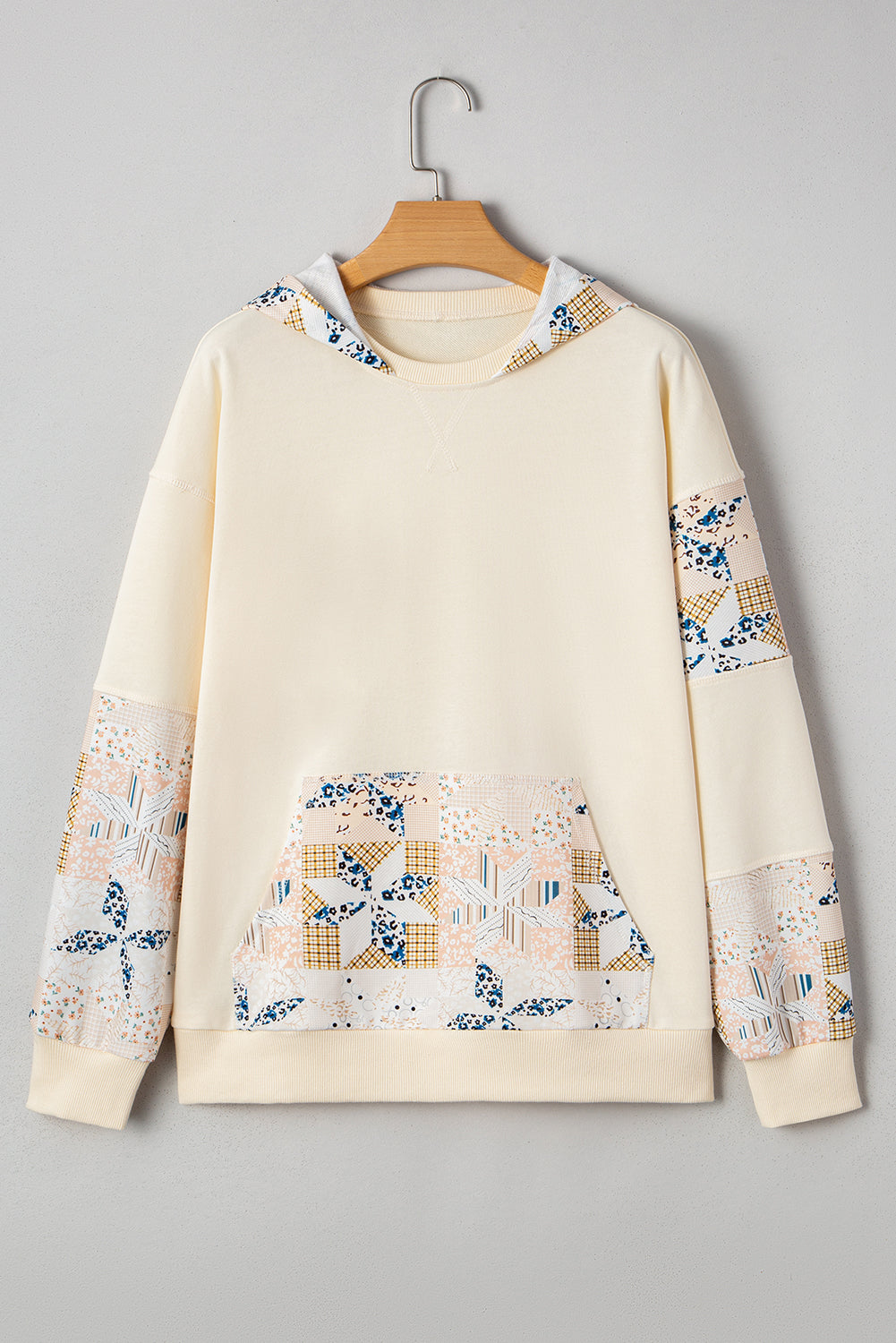 Sudadera con capucha de patchwork con estampado geométrico beige
