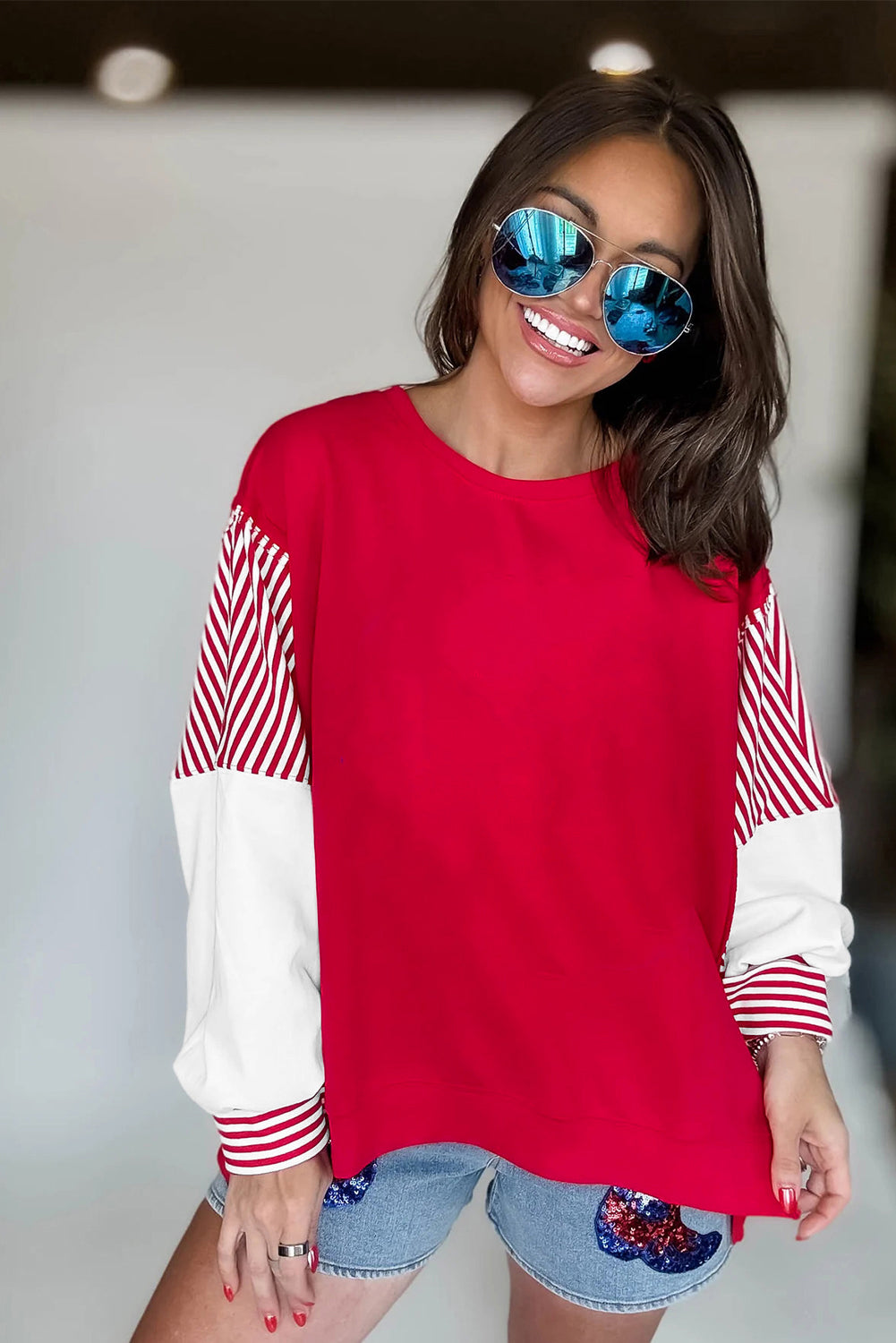 Sweat-shirt à manches patchwork rayé rouge vif