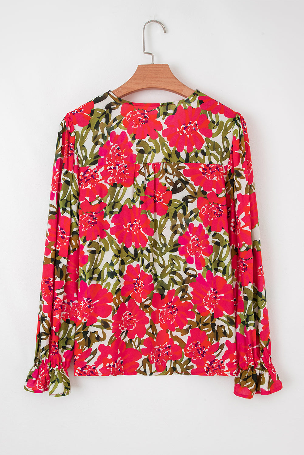 Blusa con cuello en V, mangas con volantes y estampado floral rojo