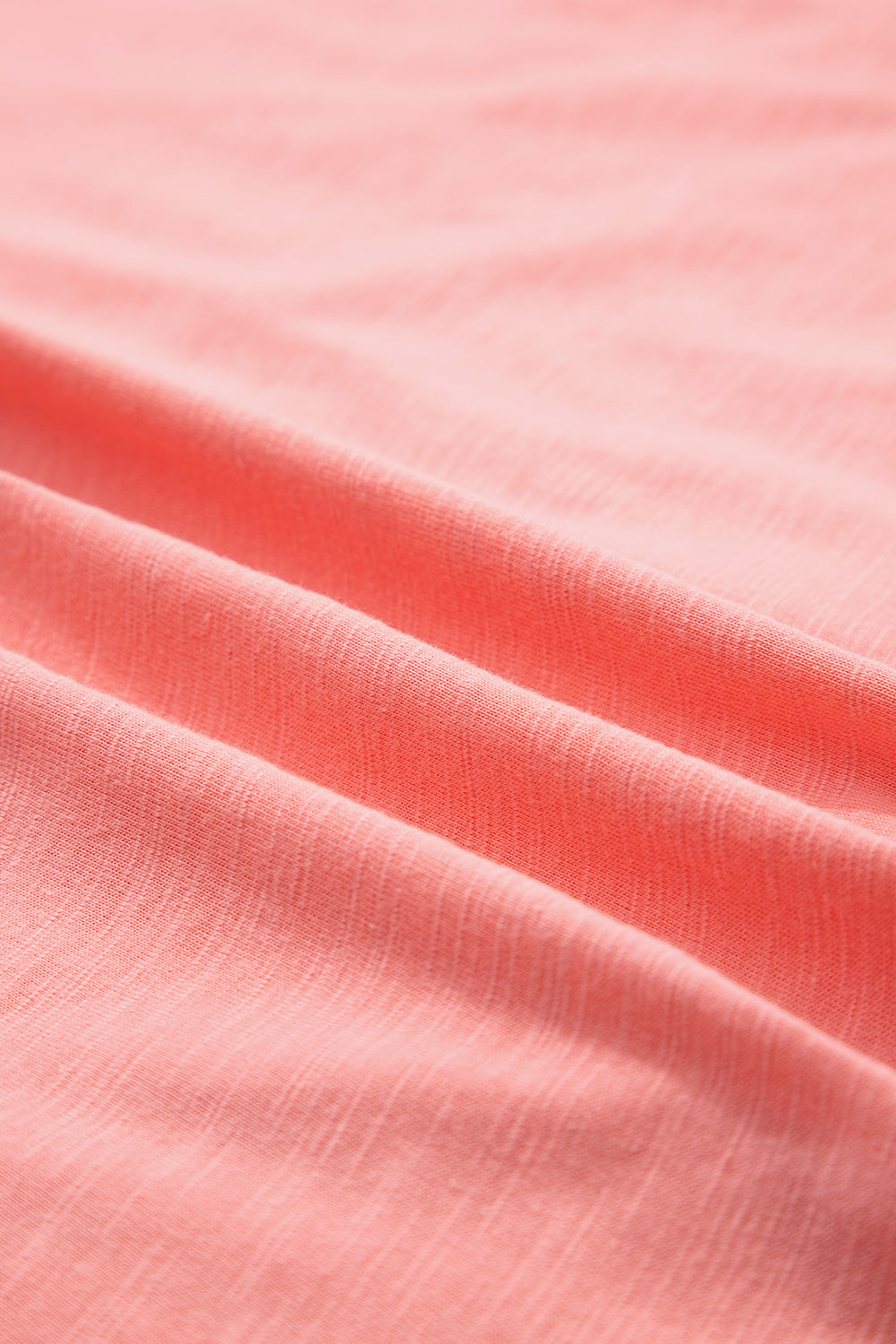 Blusa de manga 3/4 con costuras expuestas y parche de flores rosas