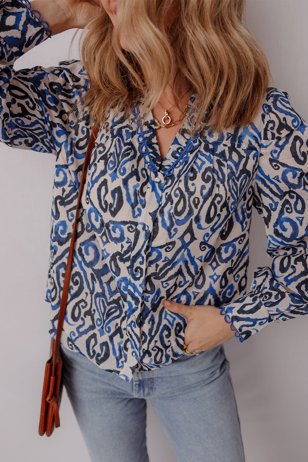 Blusa de manga larga con cuello en V y volantes con estampado abstracto bohemio azul