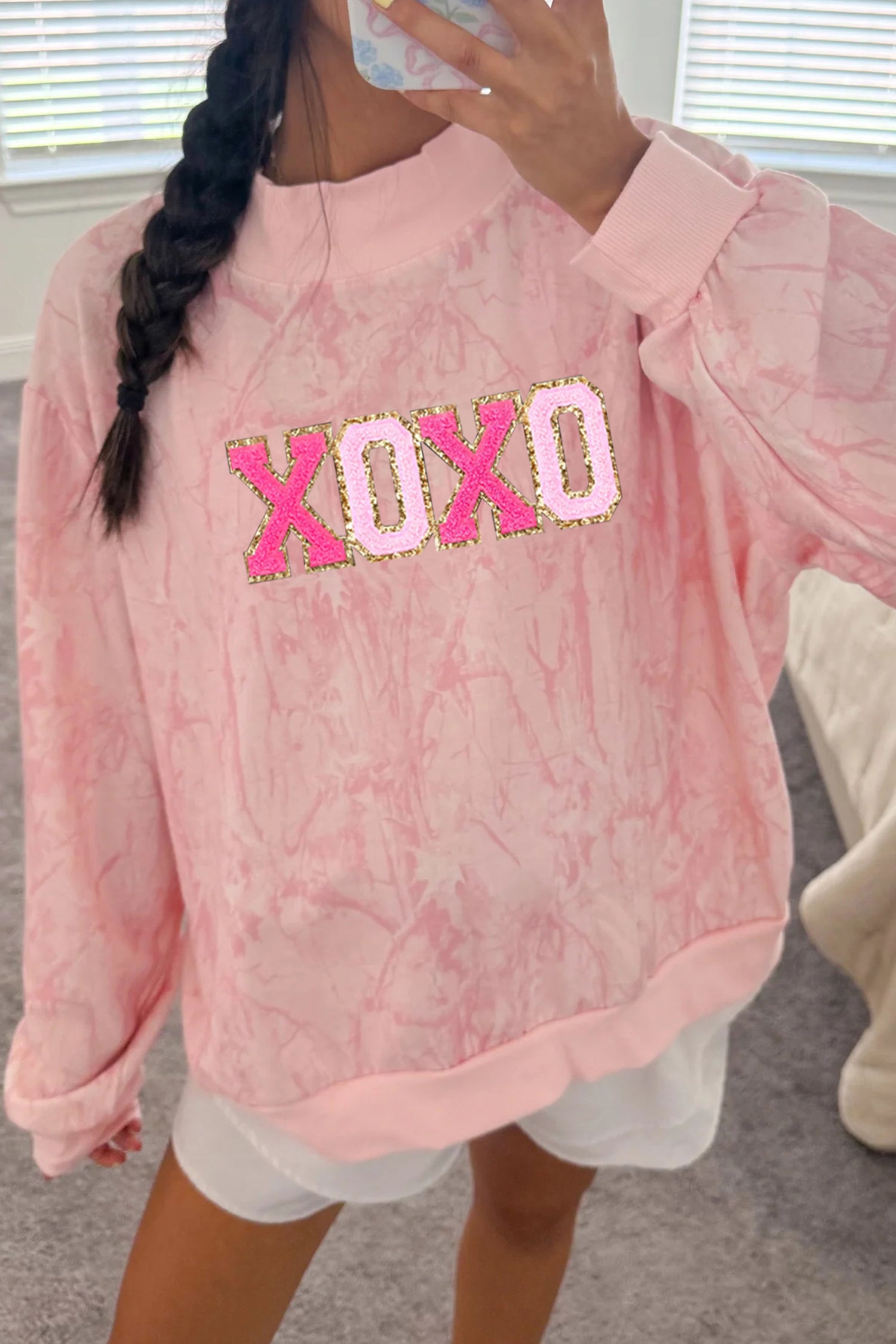 Sudadera con cuello alto, parche gráfico de chenilla con ribete de purpurina y teñido anudado XOXO en color rosa