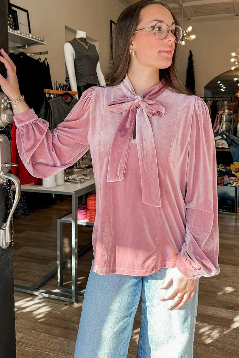 Blusa de terciopelo fucsia con cuello alto y mangas largas