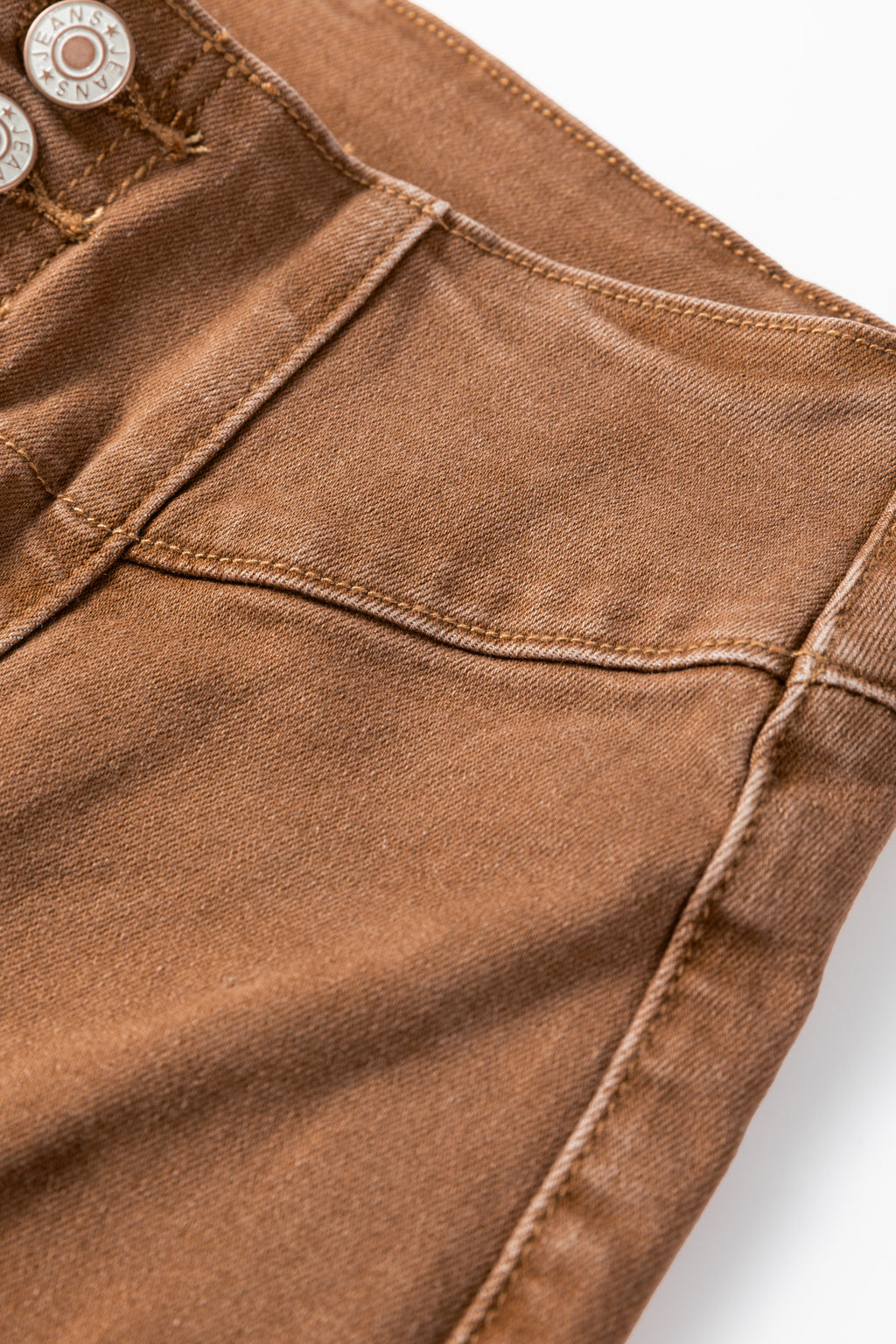 Jean évasé taille haute couleur café, braguette boutonnée, ourlet brut.