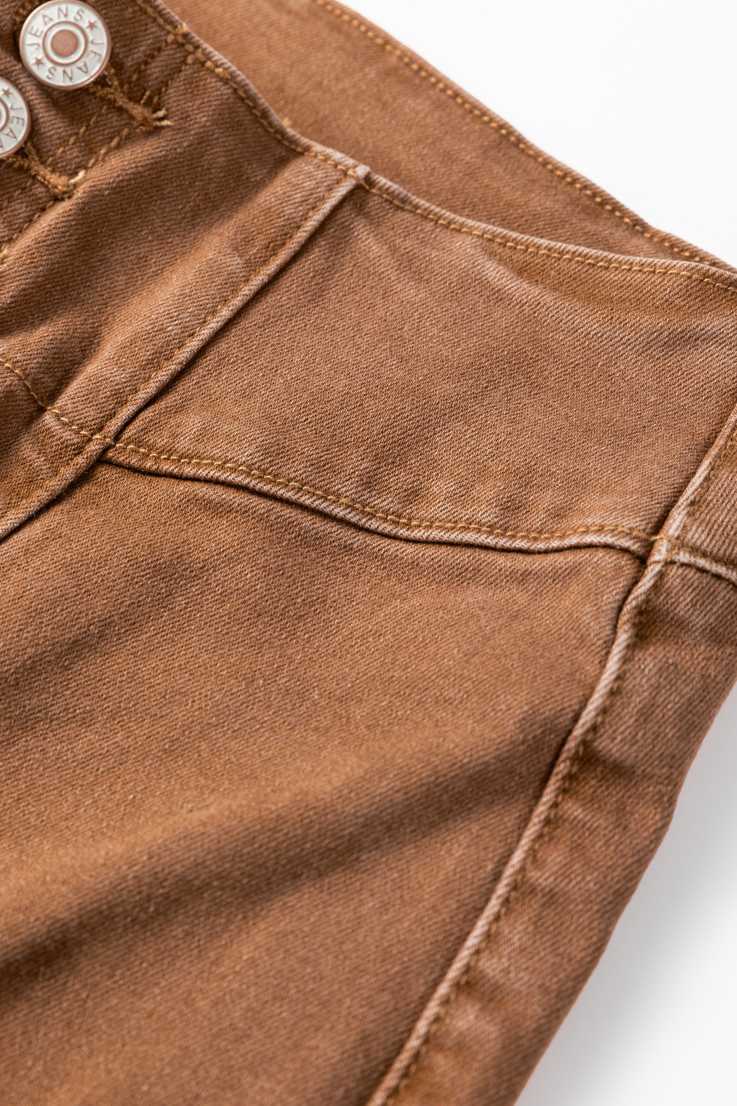 Jean évasé taille haute couleur café, braguette boutonnée, ourlet brut.