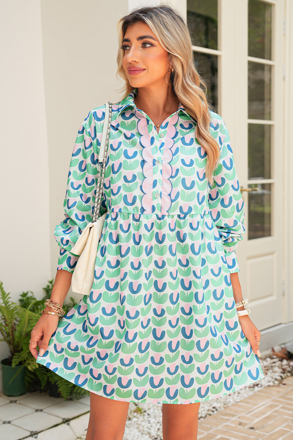 Vestido mini con bolsillo y ribete festoneado y estampado floral verde