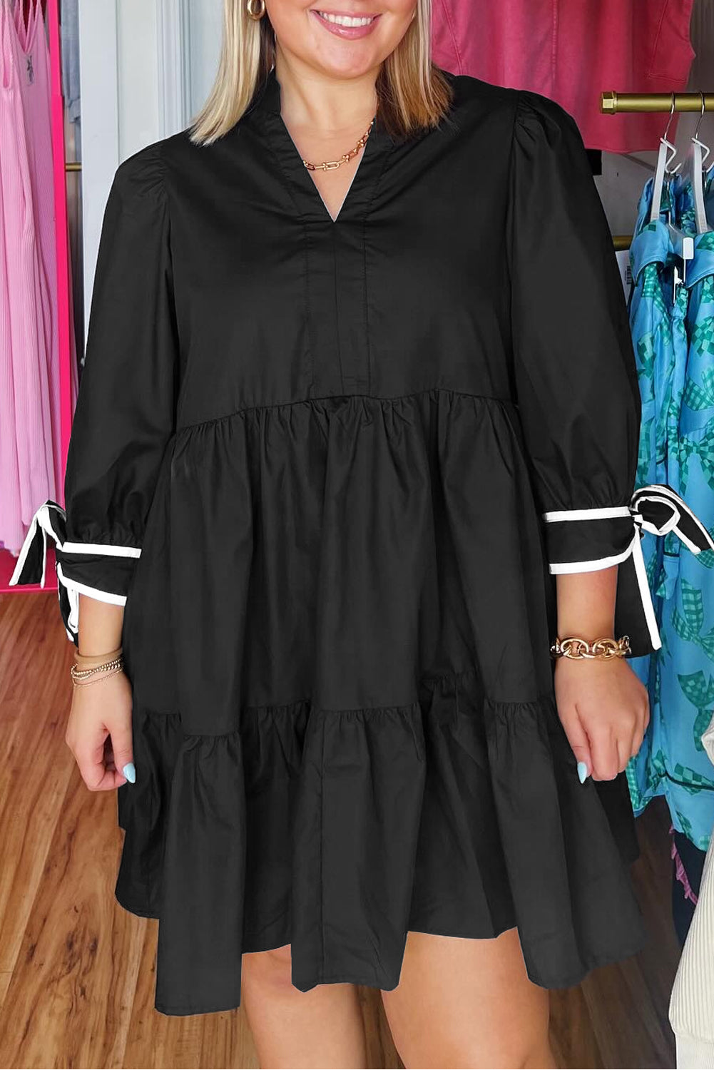 Vestido mini con cuello en V, puños con nudo y ribete en contraste negro, talla grande