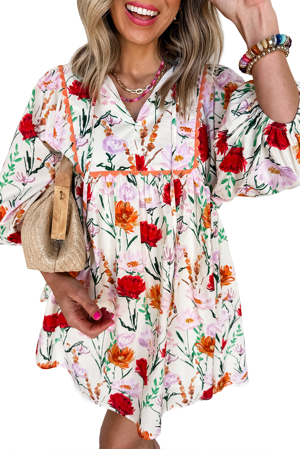 Vestido mini con estampado floral beige, mangas abullonadas 3/4 y ribete de ribete de ribete