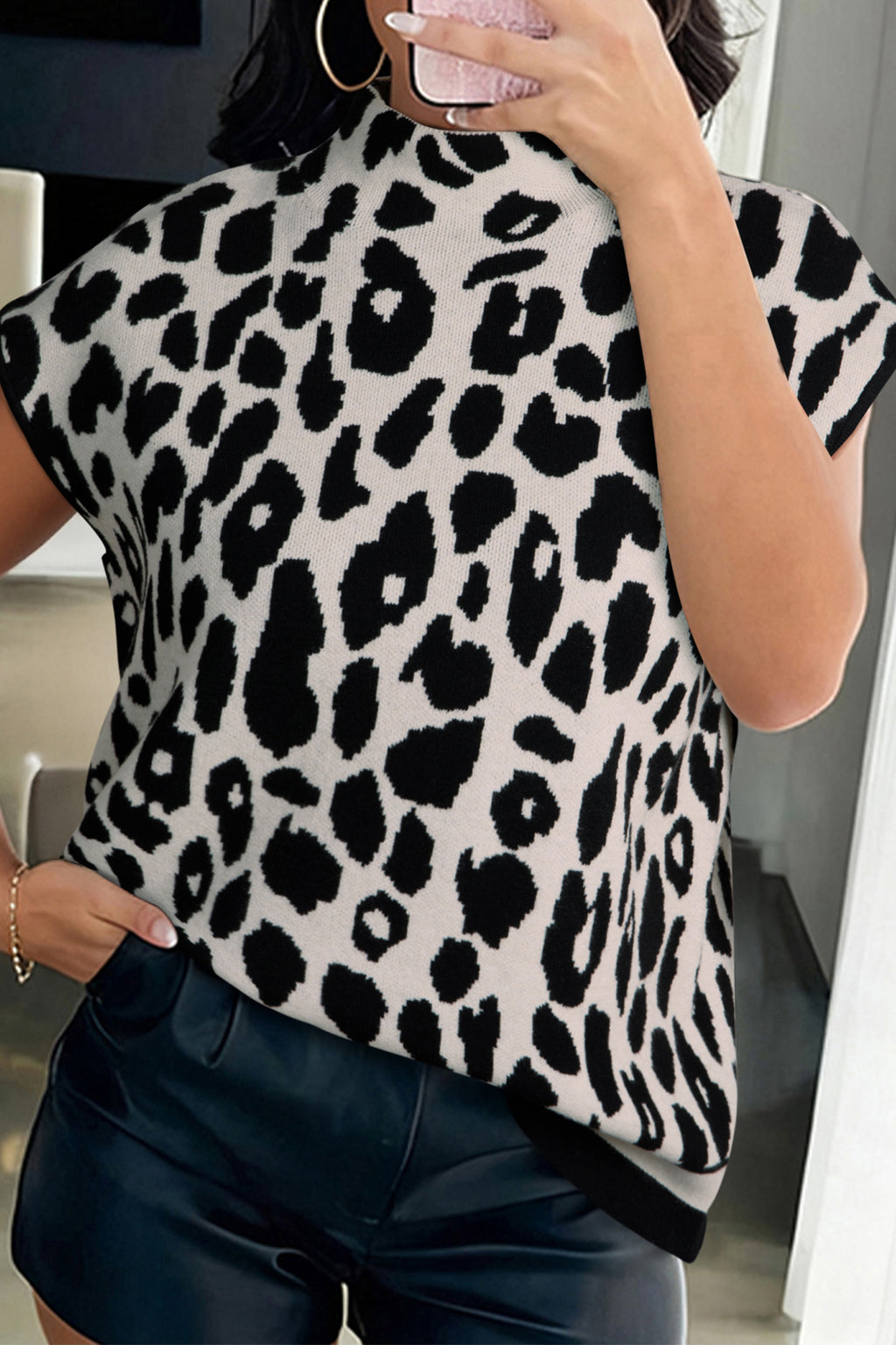 Pull à manches courtes et col montant imprimé léopard noir