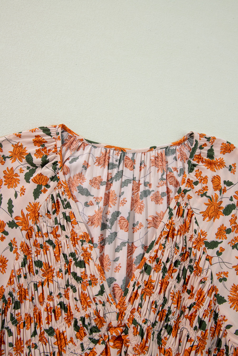 Robe babydoll noire à fleurs et col en V, manches bouffantes