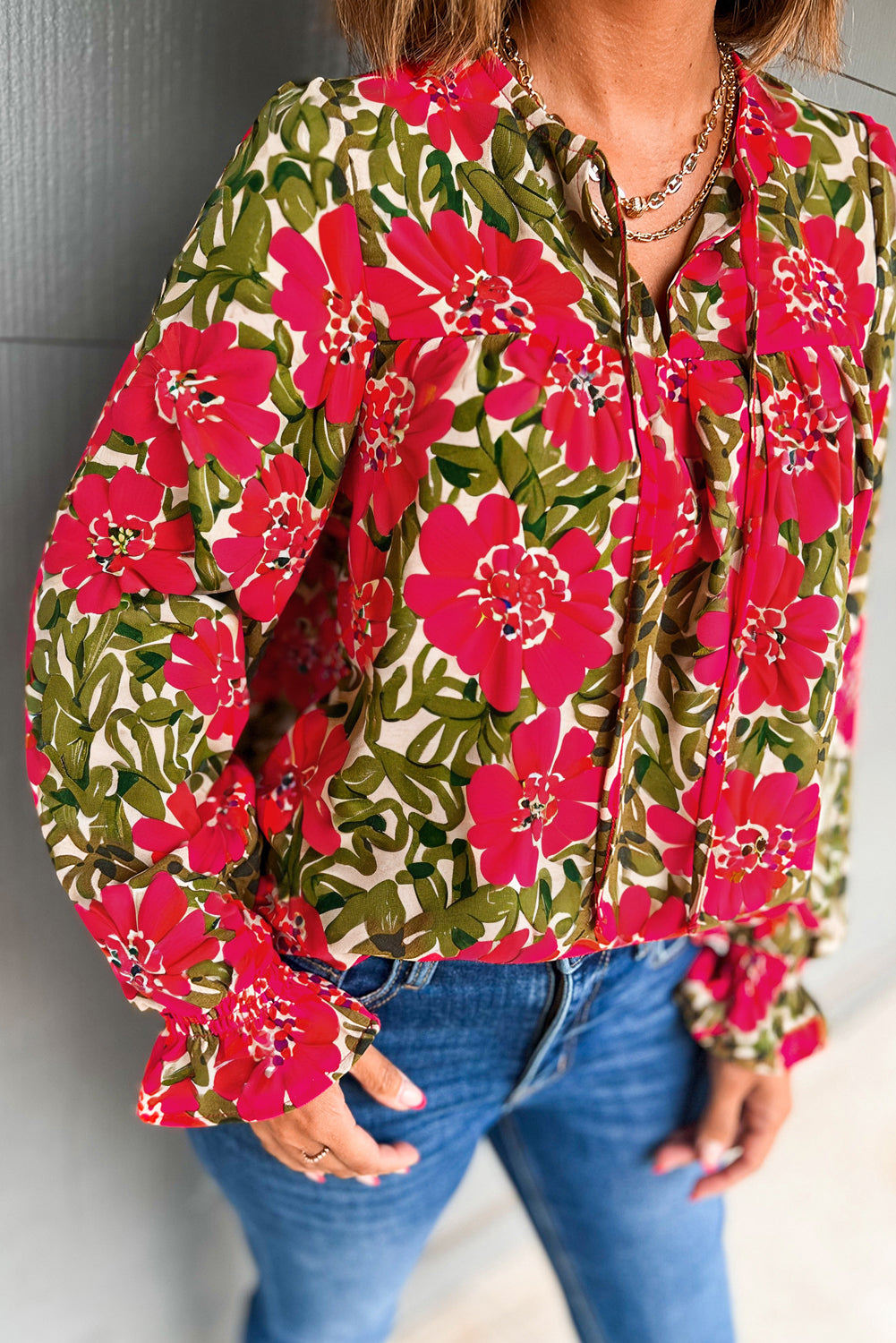 Blusa con cuello en V, mangas con volantes y estampado floral rojo