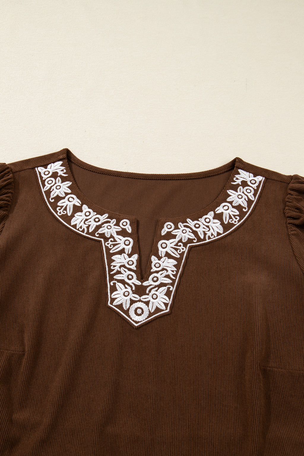 Robe midi grande taille à encolure crantée, plissée et texturée, ornée de broderies couleur café