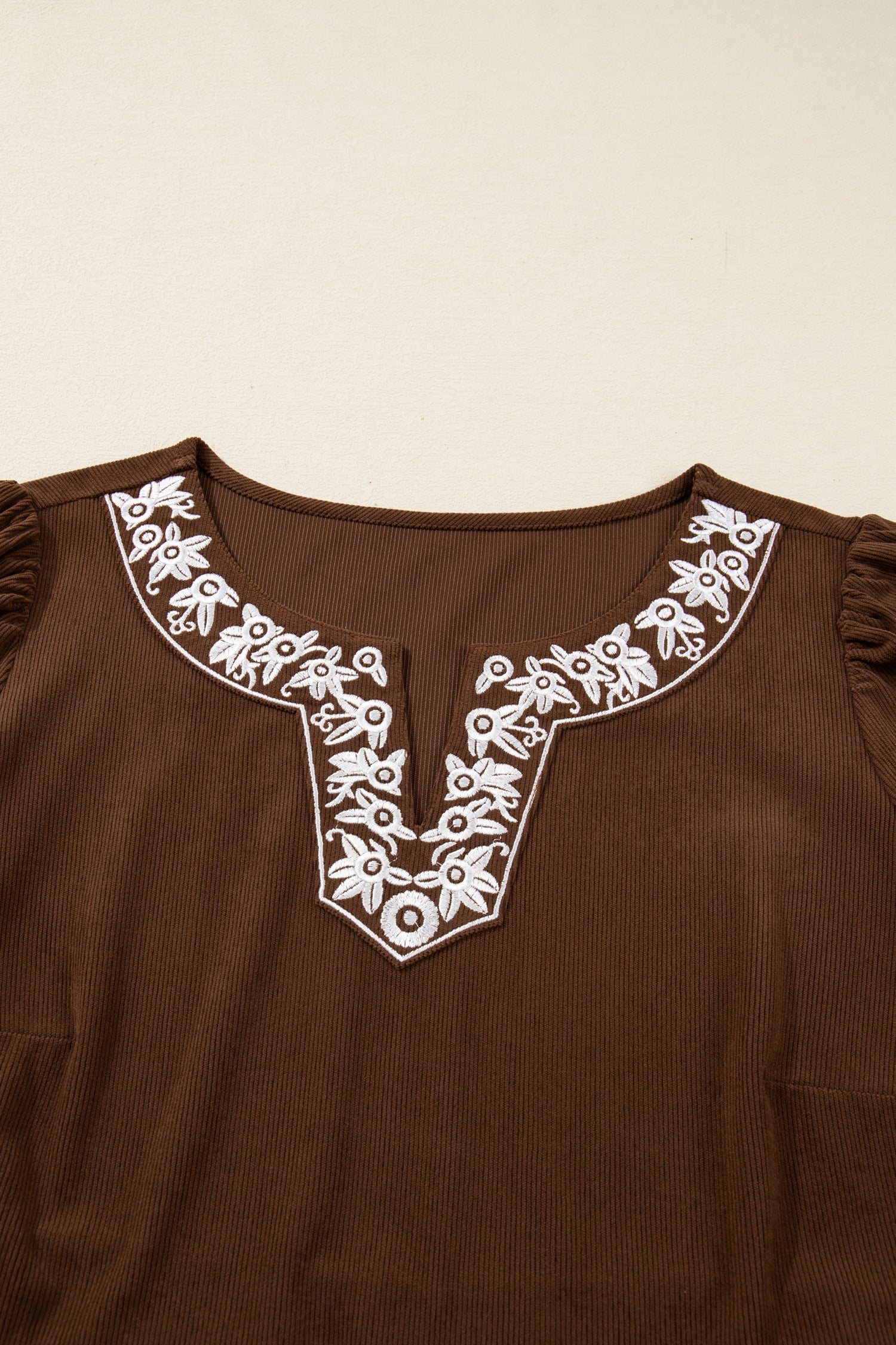 Robe midi grande taille à encolure crantée, plissée et texturée, ornée de broderies couleur café