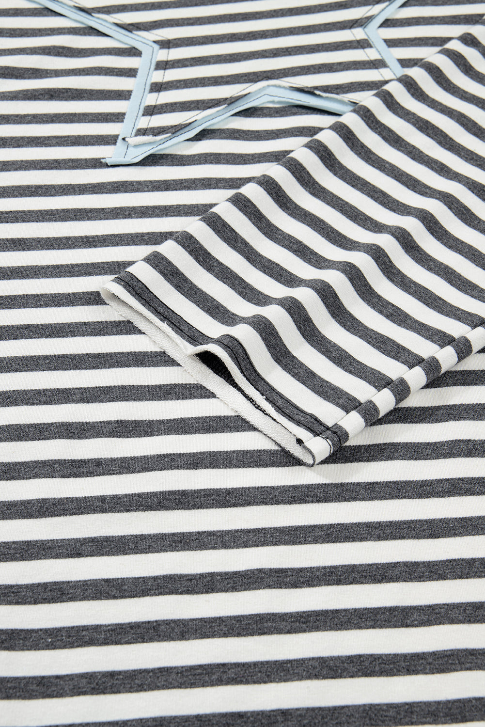 Haut à manches longues grande taille à rayures grises contrastées et étoiles cousues