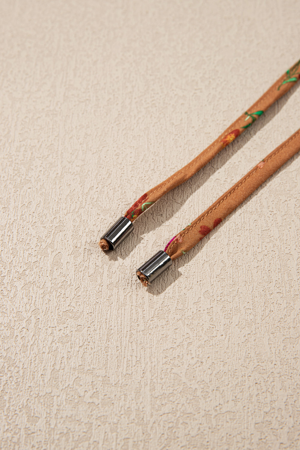 Vestido largo marrón con estampado floral, escote en V dividido, mangas con volantes y capas, talla grande