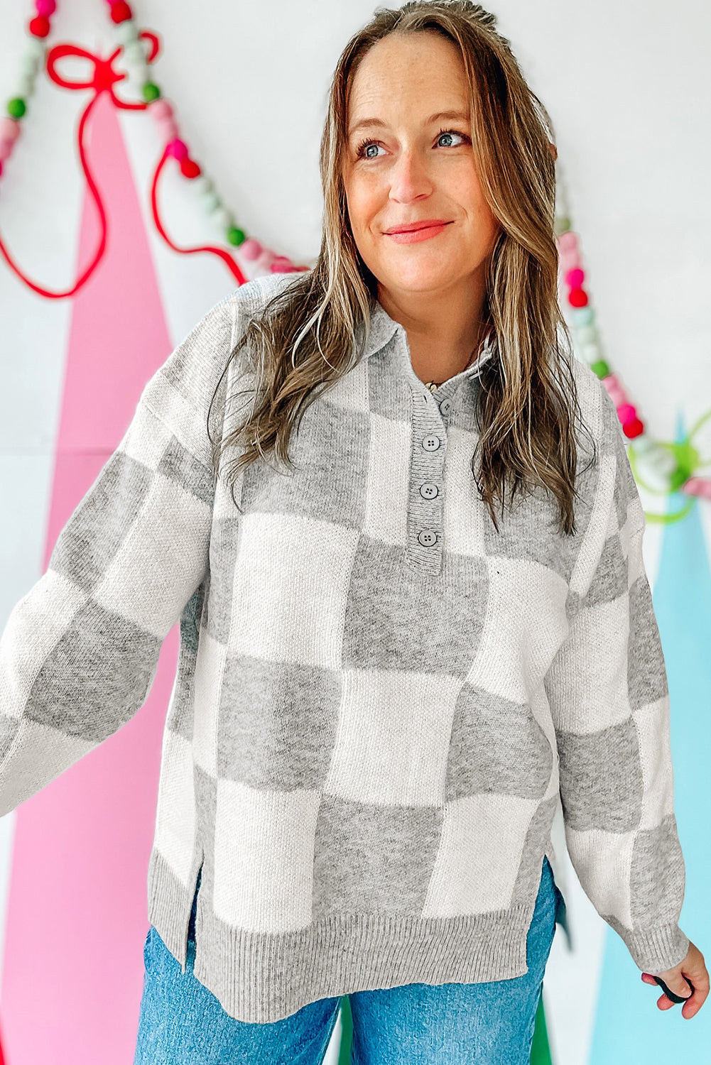 Suéter gris de talla grande con cuello polo y botones a cuadros