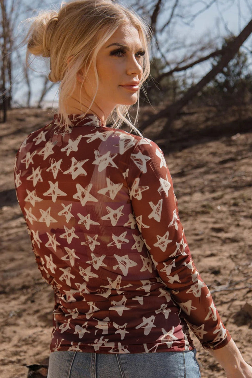 Top ajustado con cuello alto y estampado de estrellas rojas