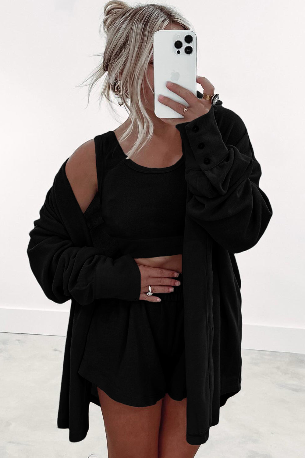 Conjunto de pijama de 3 piezas con camiseta sin mangas corta con dobladillo fruncido negro, pantalones cortos holgados y cárdigan