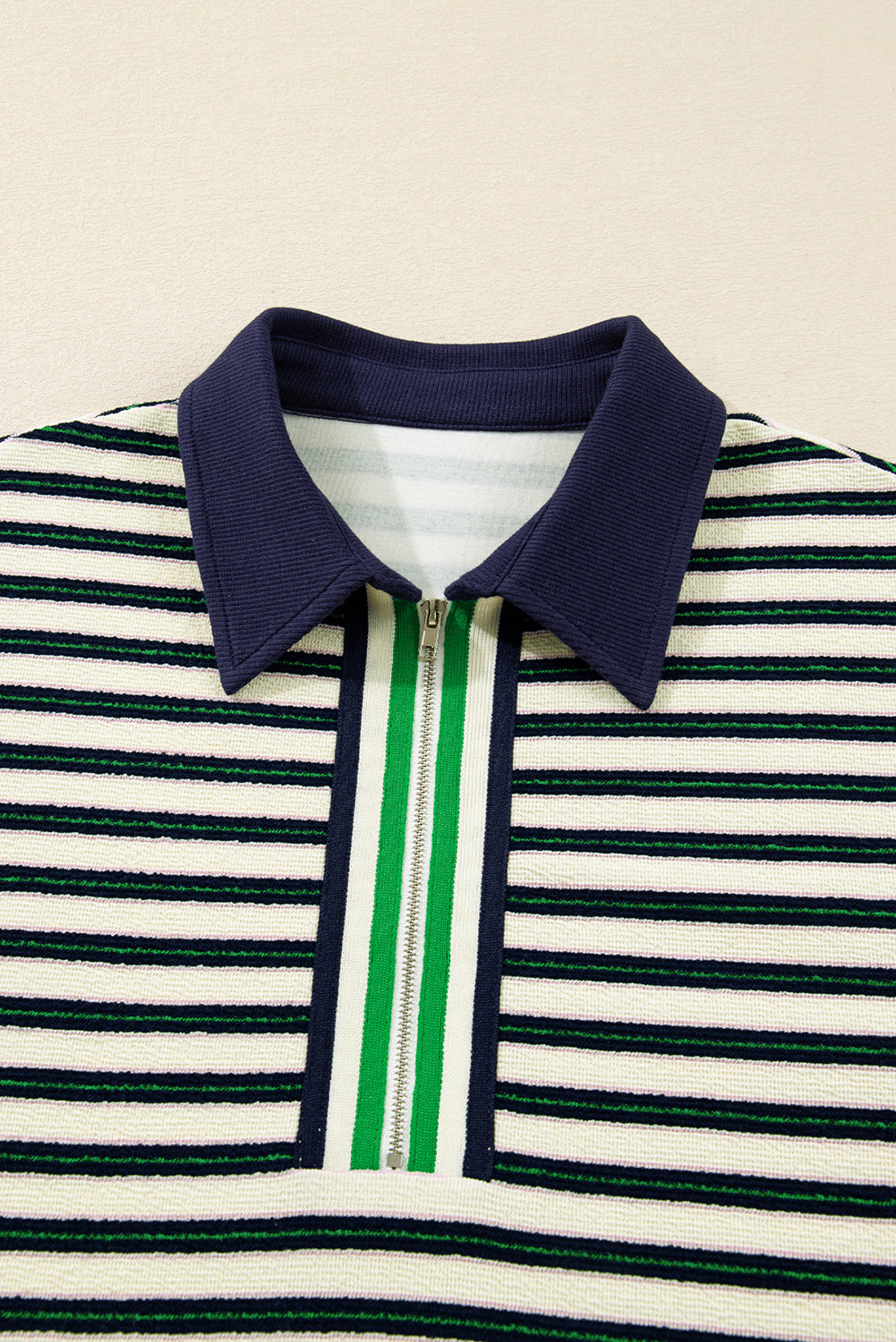 Top de manga larga a rayas con cuello en V y cremallera de color azul marino