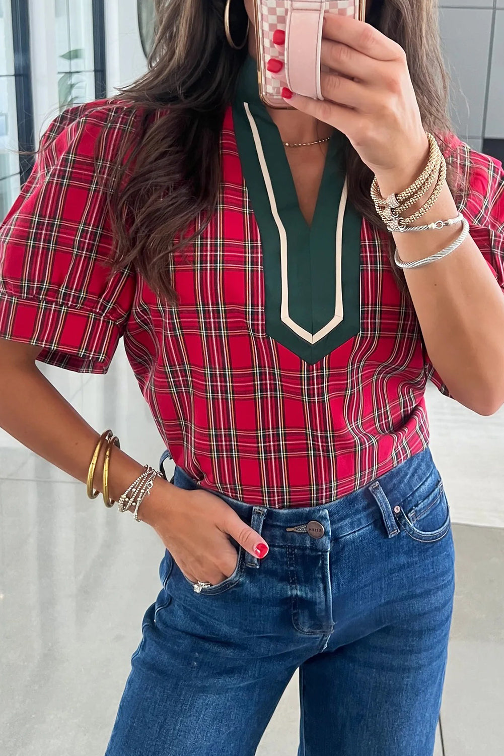 Blusa de manga corta con cuello en V, ribete en contraste y estampado de cuadros rojos