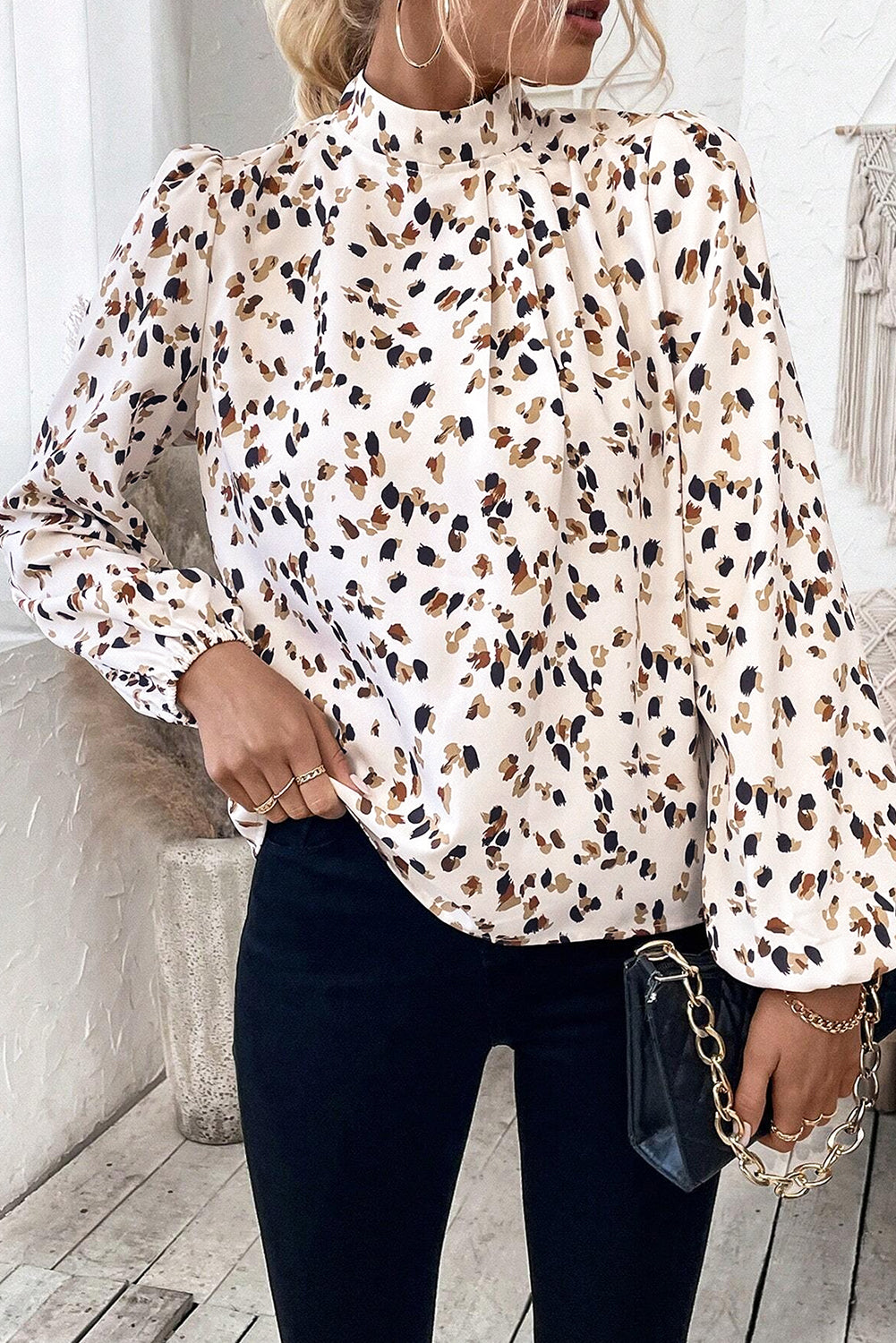 Blusa plisada con cuello alto y mangas abullonadas con estampado de leopardo negro
